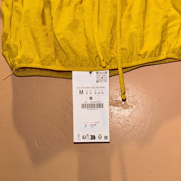 Brand New With Tags ZARA Yellow
Cropped Halter Top. Women's size Medium. - Picture 8 of 8